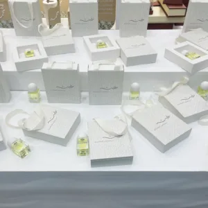 توزيعة العطر مع بوكس الورق وحامل