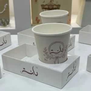 كوب بقاعدة ورقية ومكان مخصص للشوكولاتة