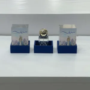 توزيعة عطر  مع بوكس أكريلك وقاعدة جلد
